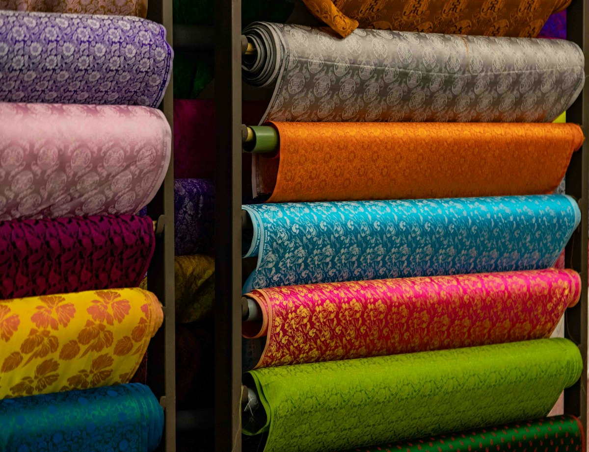 Spun blended yarn and poly-cotton fabric materials